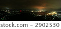 從室蘭市測量的山看見的市區夜視圖 2902530