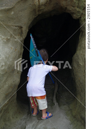 Child peering into the cave 2905554