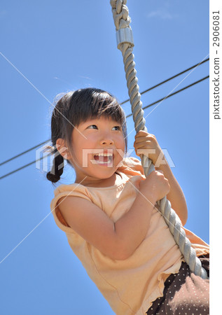 女孩玩泰山繩(夏天) 女孩玩泰山繩(夏天) 2906081