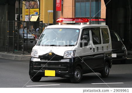 Police vehicle (minivan) driving scene 2909961