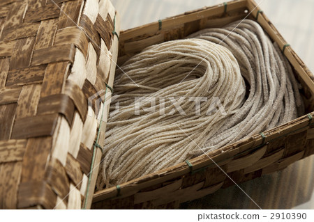 10% soba, uncooked noodles, noodle-making 2910390