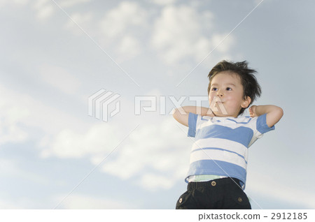 男孩在藍藍的天空下玩耍 男孩在藍藍的天空下玩耍 2912185