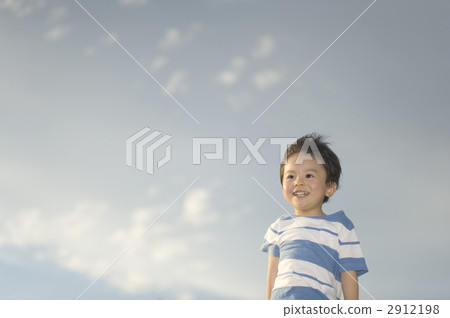 男孩在藍藍的天空下玩耍 2912198