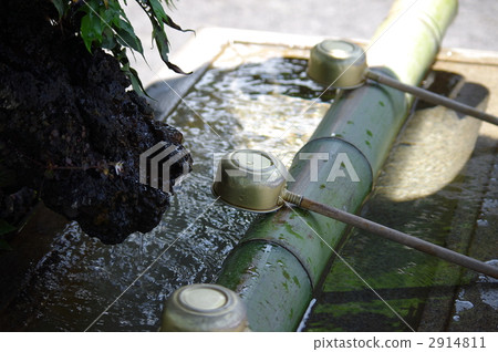 Cleaning water 2914811