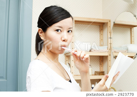 reading, toothpaste, female 2923770