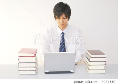 Businessman and laptop computer 2924330