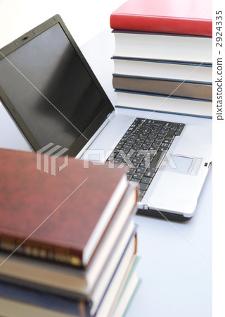 筆記本電腦和書籍 筆記本電腦和書籍 2924335