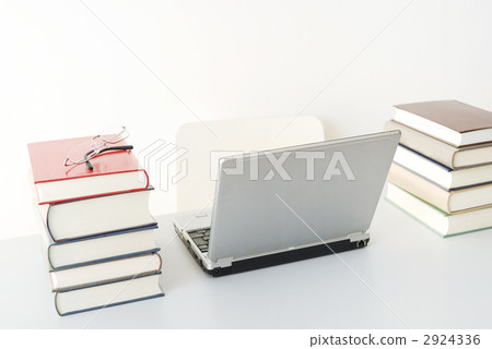 筆記本電腦和書籍 筆記本電腦和書籍 2924336