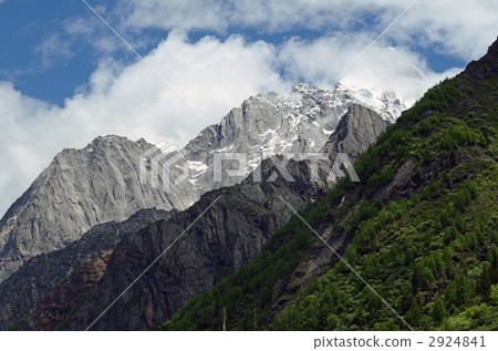 Four girls mountain 2924841