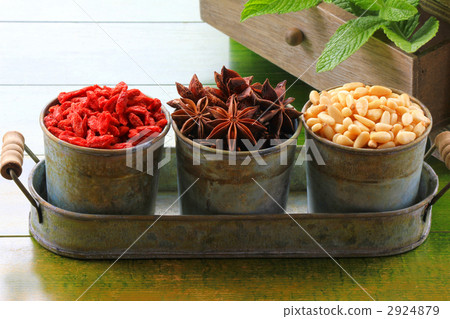 枸杞子。八角。松子。 2924879