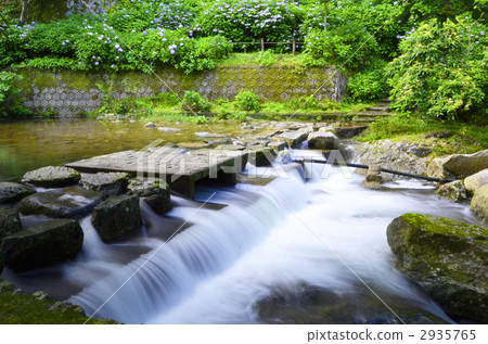 Returning waterfall 2935765