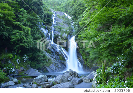 Returning waterfall 2935796