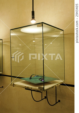 Barcelona accessory showcase Barcelona accessory showcase 2943405