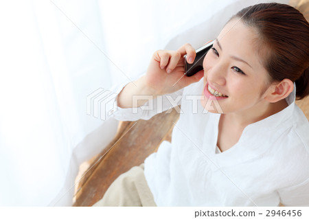 女孩在iPhone上聊天 女孩在iPhone上聊天 2946456