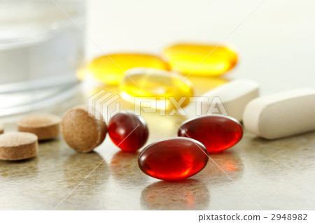 Supplements and cups 2948982