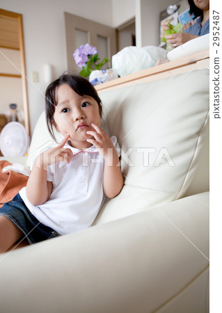 三歲的女孩坐在沙發上 三歲的女孩坐在沙發上 2952487