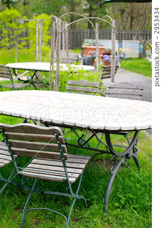 Garden table in the square 2953434