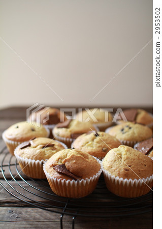 蛋糕冷卻器上自製的巧克力鬆餅 2953502