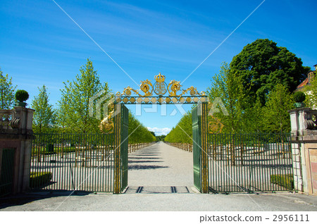 The gate of the garden 2956111