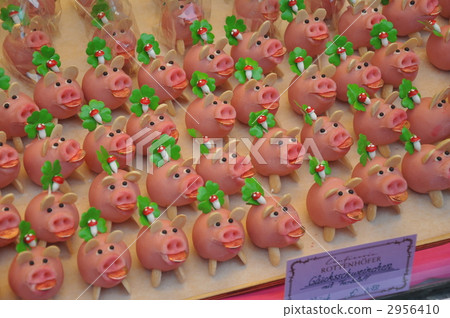 Pig's marzipan work 2956410
