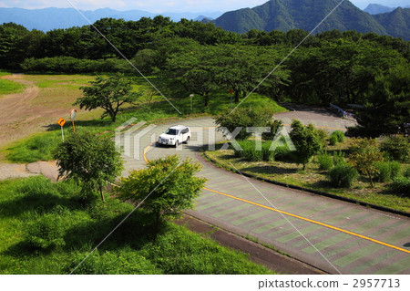 Drive in the mountain path Drive in the mountain path 2957713
