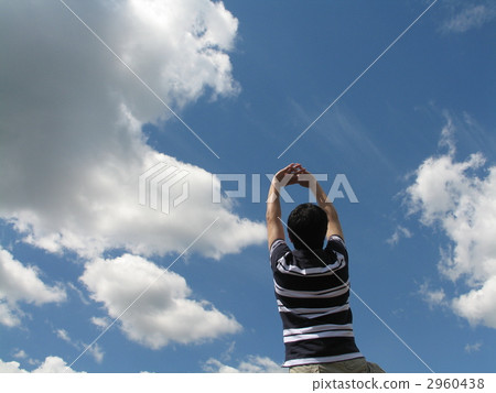 Men stretch upwards under the blue sky 2960438