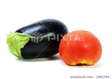 新鮮的蕃茄和bainus白色後面橫向位置 新鮮的蕃茄和bainus白色後面橫向位置 2962764