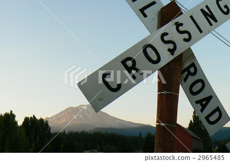 從鐵路交叉看見的山Shasta 2965485