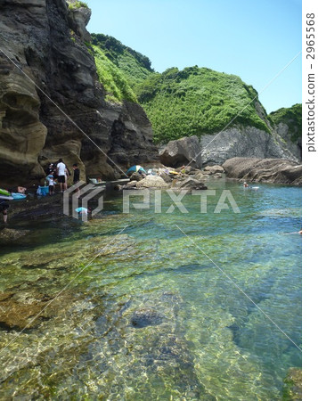 gathering shellfish on the seashore, water surface, shizuoka 2965568