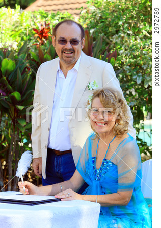 Mature couple's garden wedding 2972789