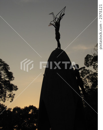 在日落弄髒的原子彈的兒童圖像 2978121