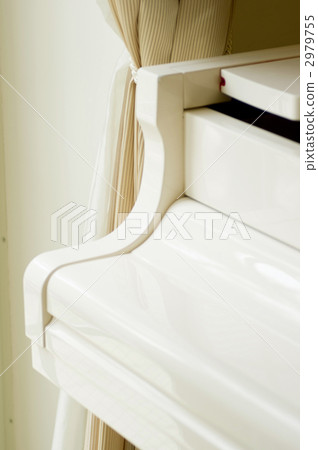 White piano 2979755