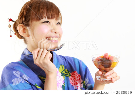 A young lady in a yukata to eat Anmitsu 2980959