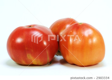Fresh tomato 3 pieces side funny back sideway position 2983334
