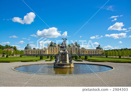 Garden and palace 2984303