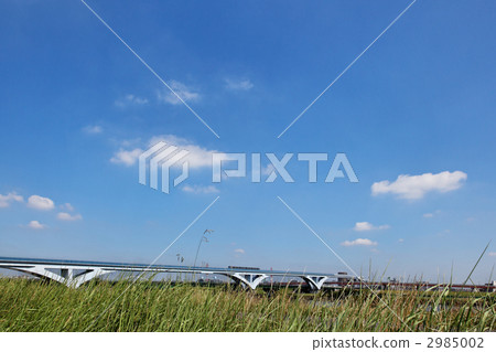 Under the blue sky, a pillar liner passing through the prairie of the Arakawa bank and the fan bridge 2985002