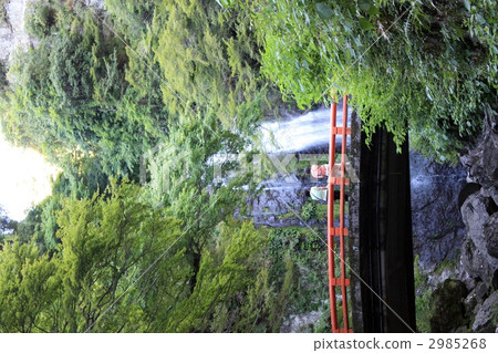 Minoo waterfall and female guest Minoo waterfall and female guest 2985268