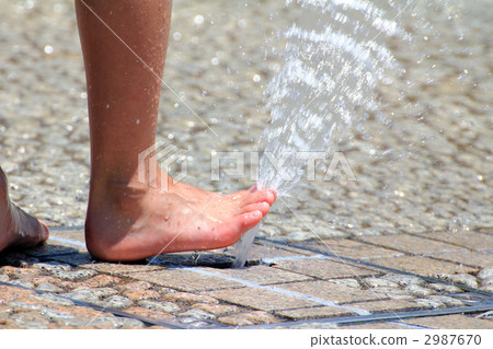 Water play (feet) 2987670