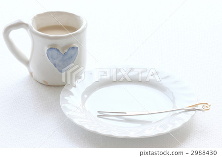 White dish and heart mug White dish and heart mug 2988430