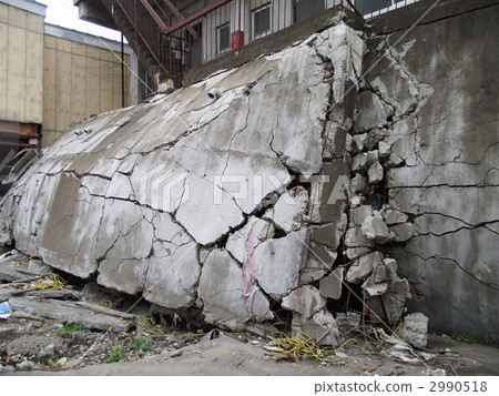 大海嘯破壞了鋼筋混凝土牆 大海嘯破壞了鋼筋混凝土牆 2990518