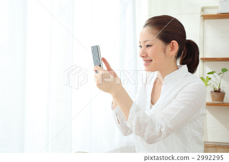 使用iPhone的女孩 2992295