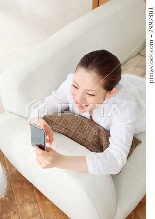 使用智能手機的女孩 2992301
