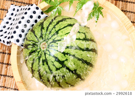 Coarse watermelon to cool with running water 2992618