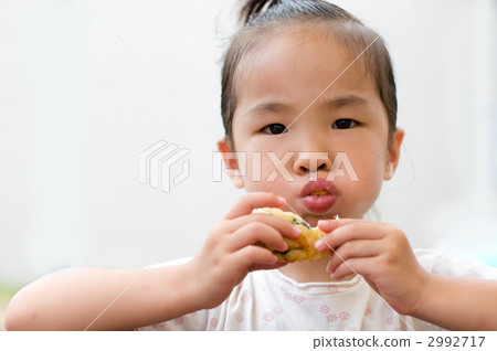 A girl who eats bread 2992717