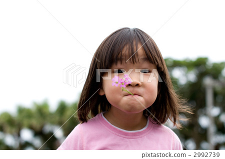 Girls with flowers 2992739