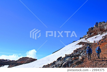 在登山富士山周圍，雪仍然存在 2994375