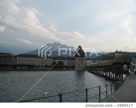 Visiting the city of Switzerland (Lucerne's Cappell bridge) 2999517