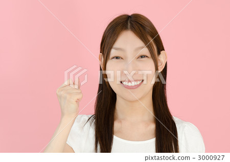 一個穿著白色T恤的女人（粉紅色背面） 3000927