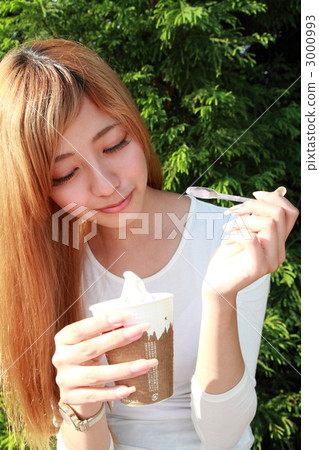 Pretty girl who eats ice cream 3000993