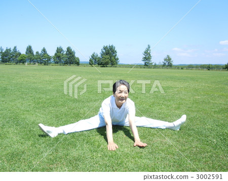 Senior women stretching Senior women stretching 3002591